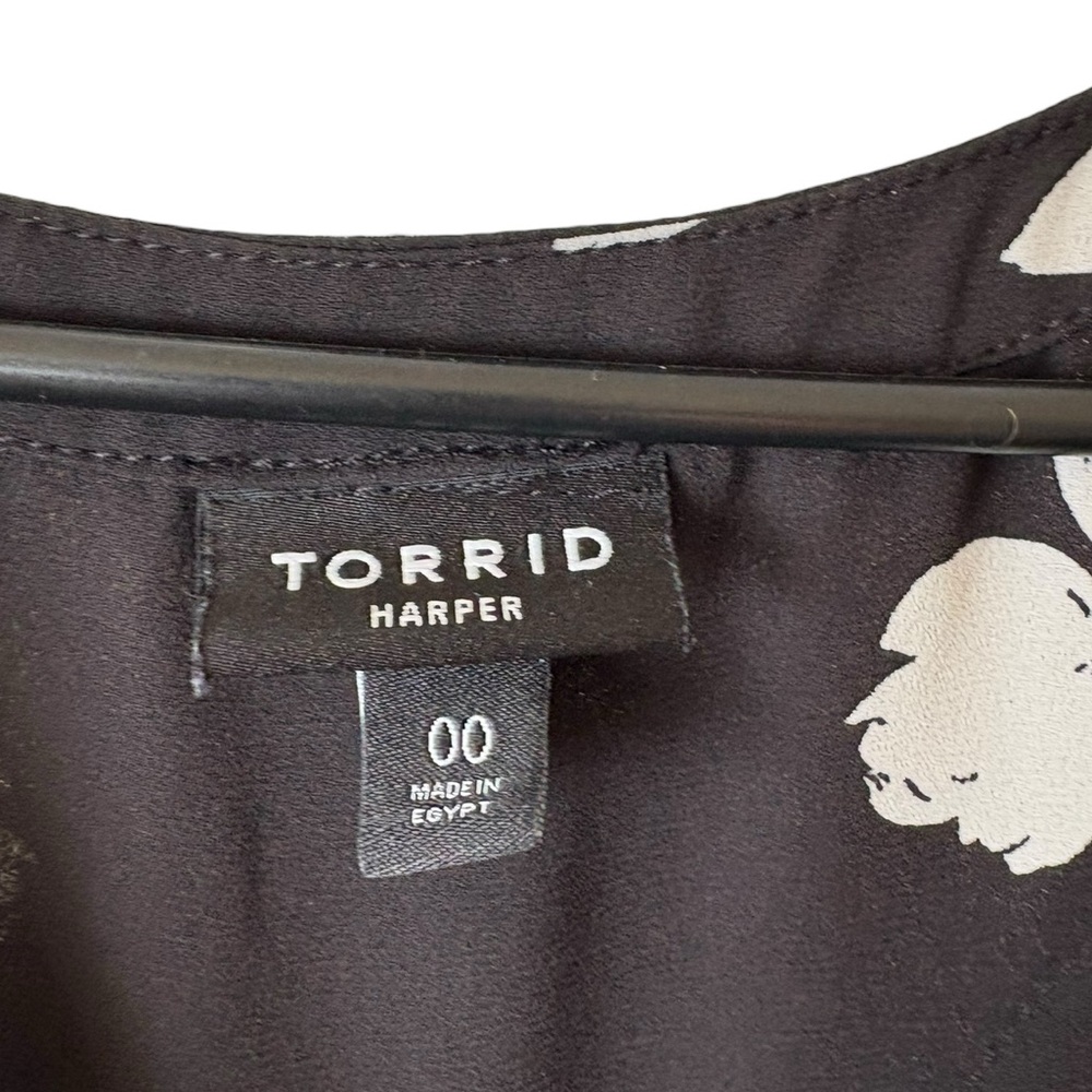 Torrid Black and Cream Floral Blouse - Picture 2 of 3